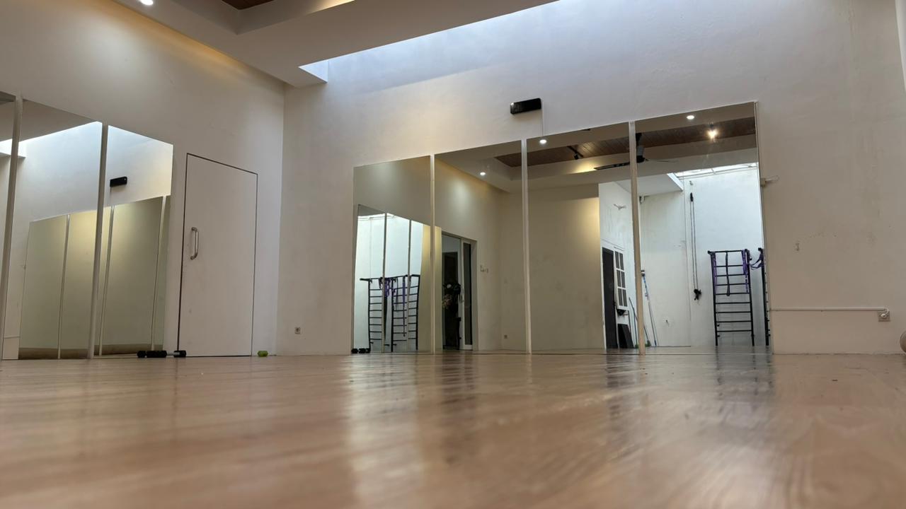 Kelas pilates wanita di NIKIFIT